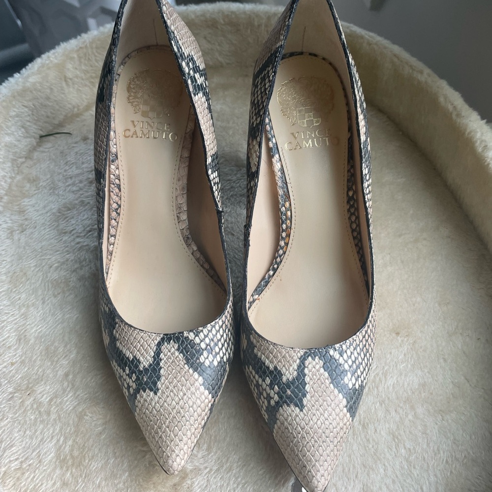 Vince Camuto Woman’s Faux Snake Pumps in SZ 8.5/EU39 Shoes are gorgeous - Picture 6 of 10